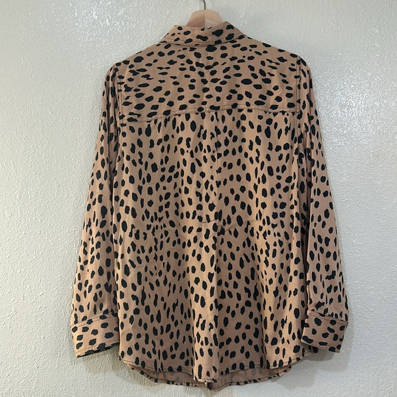 CHICOS WOMENS BUTTON DOWN BLOUSE LEOPARD PRINT LIGHTWEIGHT SZ 1(8/10) - Picture 2 of 14